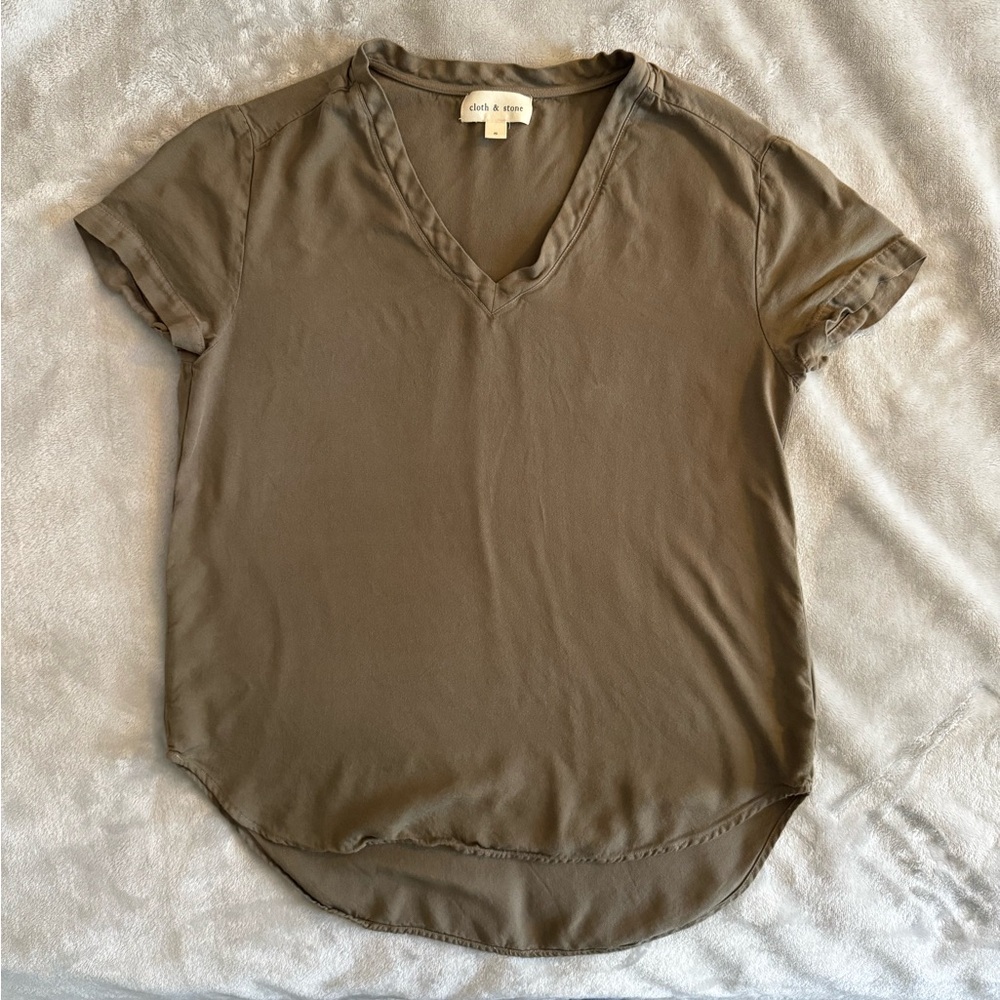 Cloth & Stone Olive V-Neck Short Sleeve Top